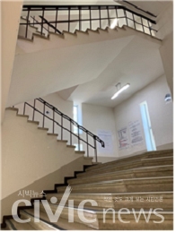 강의실이 있는 건물에 설치된 계단은 장애인에겐 결코 오를 수 없는 길이다(사진: 취재기자 안나영)
