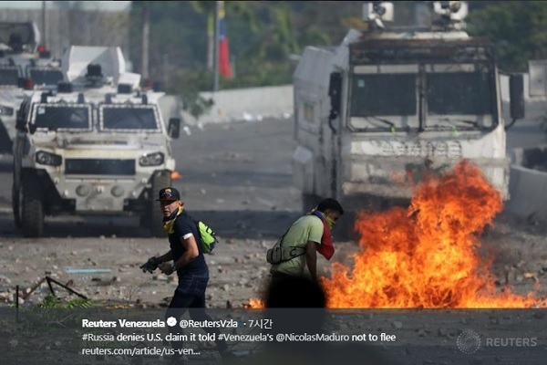 현지시간으로 5월 1일, 베네수엘라의 반정부 시위대가 시위를 하고 있다. 베네수엘라의 정국은 한치 앞을 볼 수 없는 상황이 됐다(사진: 로이터즈 베네수엘라 트위터 캡처).