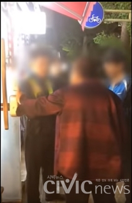 대림동에서 취객 2명이 경찰의 뺨을 때리는 사건이 일어났다(사진: YouTube 채널 Tail master 캡처).