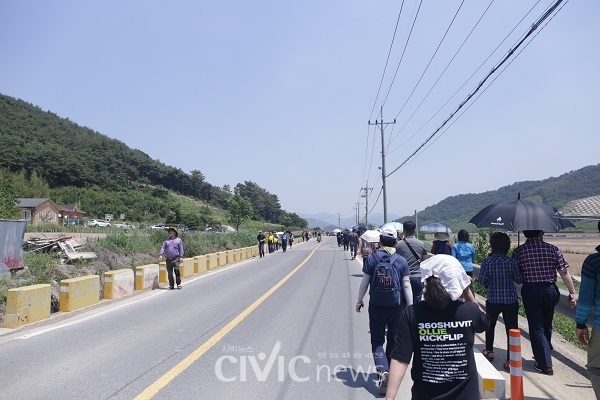 김해 봉하마을로 많은 시민들이 발걸음을 재촉하고 있다(사진: 취재기자 송순민).
