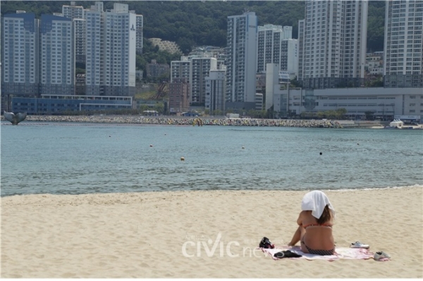 한 여성이 부산 서구 송도해수욕장에서 선탠을 즐기고 있다(사진: 시빅뉴스 DB).
