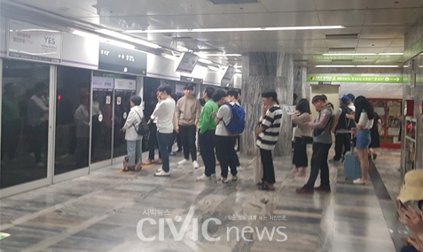 부산 수영역에서 지하철을 기다리는 사람들이 줄을 서고 있다(사진: 취재기자 도민섭).