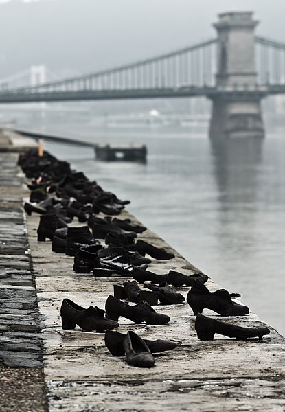 ‘다뉴브 강가의 신발들’ 2차 세계대전 당시 희생된 유태인들을 추모하는 조형물이 다뉴브 강가에 설치돼 있다(사진: 위키피디아 이미지).