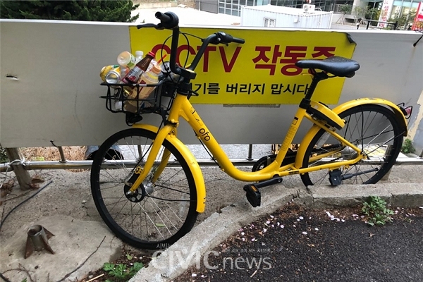 경성대학교 후문 부근 방치된 오포 자전거의 모습(사진: 취재기자 이성혁).