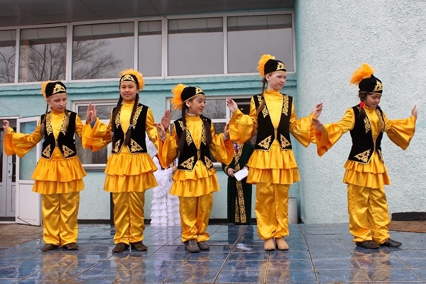 카자흐스탄 나우르즈에 아이들이 전통 의상을 입은 모습(사진: 크리에이티브 커먼스).