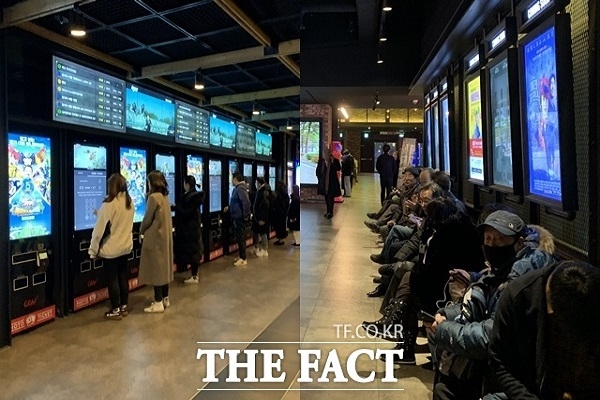 서울에 위치한 영화관 두 곳의 풍경. 무인발권기로 영화를 예매하는 이들은 대부분 청년층이다(사진: 더 팩트 제공).