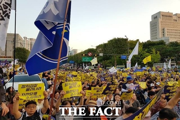 지난 9월 28일 서울중앙지검 앞 8차선 도로를 가득 채운 시민들이 '검찰개혁'을 외치고 있다(사진: 더 팩트 제공).