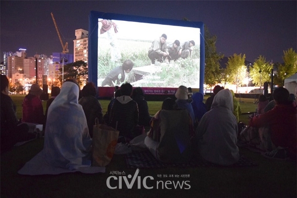 6일, 부산시민공원 야외 잔디광장에서 열린 특별 상영회에서 관객들이 영화 '살인의 추억'을 보고 있다(사진: 취재기자 이나현).