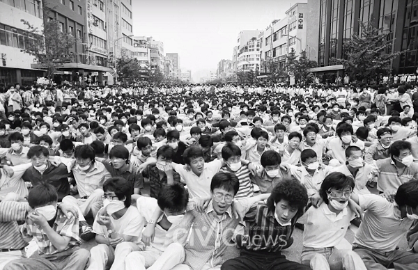 1979년 10월 부마항쟁 당시 부산 서면의 시위대(사진: 김탁돈 씨 제공)