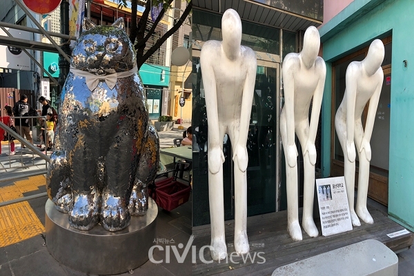 (왼쪽)문화의 거리 중간에 설치돼있는 고양이 예술 조형물. (오른쪽)작가는 관객과 관찰을 통해 소통하려 한다는 의미를 담고 있는 '관찰'이라는 조형물(사진: 취재기자 김하연).