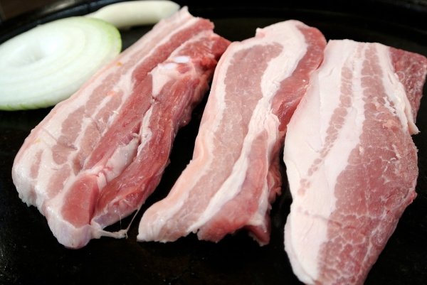 아프리카돼지열병으로 인해 돼지고기 값이 계속 추락하고 있고, 삼겹살 수요가 줄어들면서 '삼겹살'이 '싼겹살'로 불리고 있다.(사진:pixabay 제공)