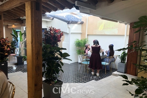 개화기 복장을 입고 카페에서 차를 마시고 있는 사람들(사진 : 취재기자 이승주).