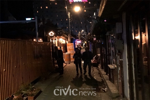 10시가 넘어 어두워진 익선동 한옥거리의 모습이다(사진 : 취재기자 이승주).