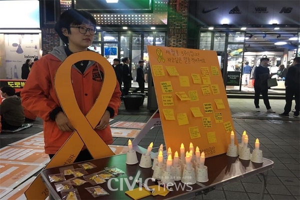 김인애 씨는 세월호 참사를 기리는 촛불 집회에도 앞장서 참여했다(사진: 김인애 제공).