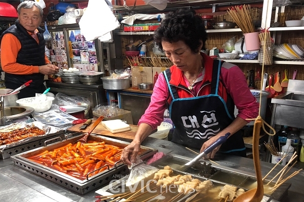 매서운 솜씨로 어묵을 요리하고 있는 정순달 할머니는 금정시장의 명물이다(사진: 취재기자 김하은).