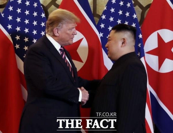 도널드 트럼프 미국 대통령(왼쪽)과 김정은 북한 국무위원장은 지난 2월 27일 베트남 하노이 소재의 소피텔 레전드 메트로폴 호텔에서 제2차 북미정상회담을 열었다(사진: AP/뉴시스 및 더 팩트 배정한 기자, 더 팩트 제공).