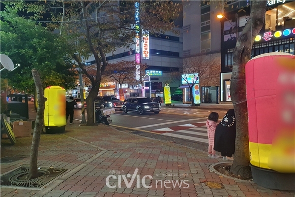 경남 김해 대청동 사거리. 여러 에어라이트가 거리를 메우고 있다(사진: 취재기자 안우주).