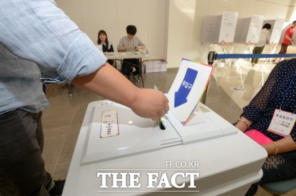 유권자가 투표하는 모습(사진: 더팩트 제공).