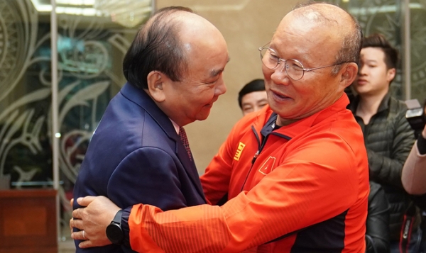 (왼)응우옌 쑤언 푹 베트남 총리와 (오)박항서 감독이 베트남 하노이 총리 공관에서 만나 포옹했다.(사진:VN익스프레스 제공)