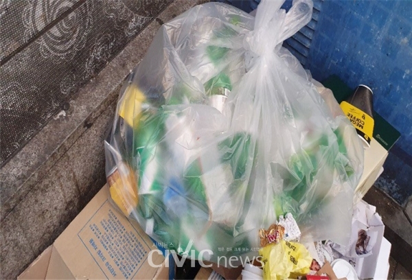 부산 서면 지역에서 버려진 플라스틱이 쓰레기 봉투 안에 가득하다(사진: 취재기자 김하연).