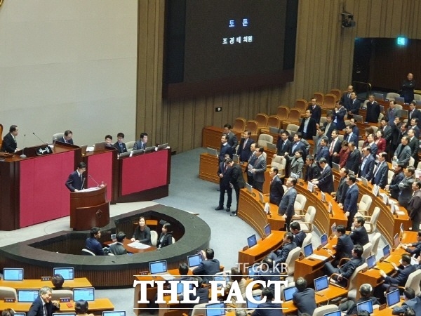 지난 10일 열린 정기국회 본회의에서 4+1이 마련한 예산안 수정안을 상정하려는 문 의장에게 '아들공천' '공천 대가'라며 항의하는 자유한국당 의원들(사진: 더팩트 제공).