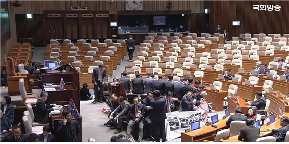 의장석 주변을 둘러싼 자유한국당 의원들(사진: 국회방송 유튜브 캡쳐).