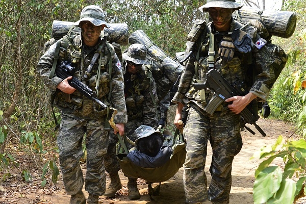 훈련 중인 군인들(사진: 국방부 홈페이지).