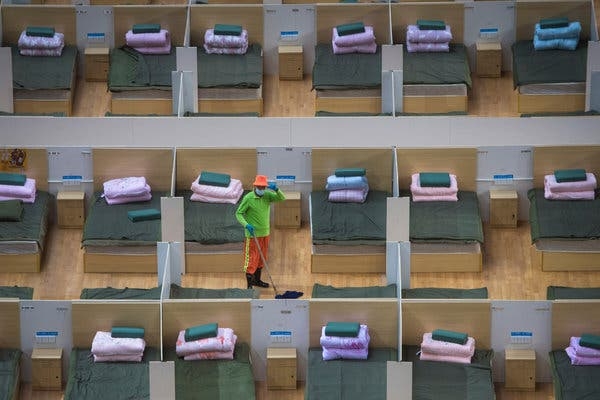 중국 우한의 우한 폐렴 환자 수용소에서 한 노동자가 청소를 하고 있다(사진: 신화통신 제공, NYT 보도 캡쳐).