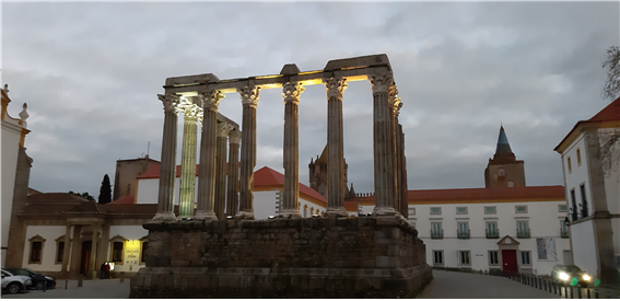 포르투갈 에보라 구시가의 가장 높은 위치에 서 있는 로마 신전. 1000년을 이어 온 로마제국도 하루 아침에 사라지고 유적으로만 남아 있다(사진: 송문석 편집주간).