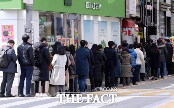 코로나19 여파로 '마스크 5부제'가 시행되고 있는 가운데 지난13일 오후 서울 중구의 한 약국 앞에서 시민들이 공적 마스크를 구매하기 위해 줄 서 있다(사진: 더팩트 제공)