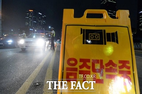 음주운전 단속 중인 모습(사진: 더 팩트 제공).