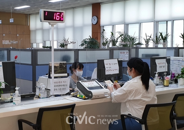 부산 해운대구는 코로나 19 확산 예방 차원에서 구청 민원실과 동 주민센터 민원창구에 투명 가림막 200여 개를 설치했다(사진; 해운대구 제공).