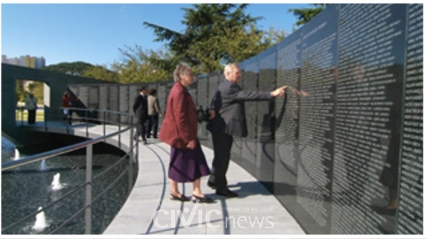 유엔기념공원의 추모벽. 6·25전쟁에서 전사한 유엔군 장병의 이름을 새겨두고 있다(사진; 부산시 제공).