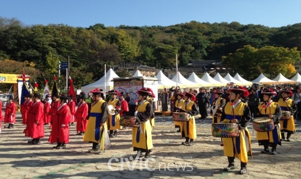 가을에는 남한산성 문화제가 성대하게 열린다. 2018년 문화제는 남한산성이 세계문화유산이 된 지 4주년을 경축하는 자리였다(사진: 장원호 박사 제공).
