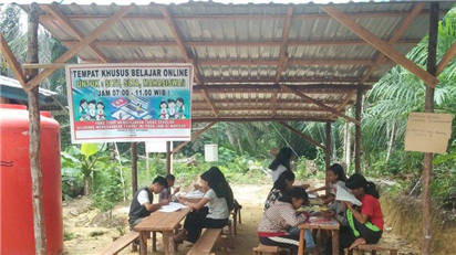 전기도 없고 인터넷도 없는 한 시골 학교에서 코로나가 발생하기 전에 등교 수업을 받고 있는 장면(사진: 인도네시아 신문 Tribun Pontianak 캡처).
