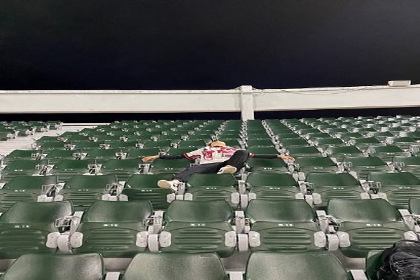 롯데의 열성팬 안치윤 씨가 최종전이 끝난 후 아쉬움에 야구경기장을 떠나지 못하고 있다(사진 : 안치윤 씨 제공).