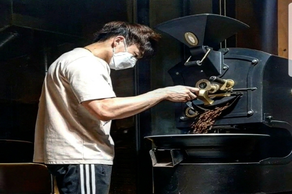 이호준 씨가 커피 머신으로 로스팅하고 있다. 그의 모습은 매우 진지하고 열정적으로 보인다(사진: 이호준 씨 제공).