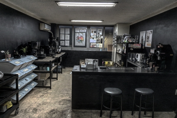 이호준 씨가 운영 중인 커피 공방 ‘제로커피컴퍼니’의 내부 모습. 여기에는 로스터기뿐만 아니라 다양한 커피 추출 머신들이 자리 잡고 있다(사진: 이호준 씨 제공).