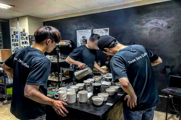 이호준 씨와 같이 커피를 공부하는 제로커피 팀원들이 제로커피컴퍼니 공방에서 로스팅한 커피의 맛을 테스트하고 있다(사진: 이호준 씨 제공).