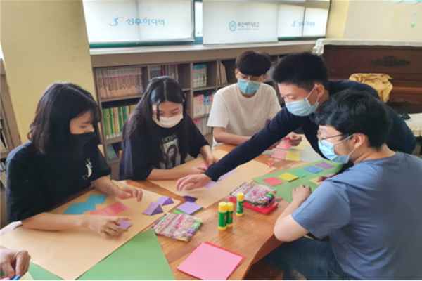 아시아공동체학교에서는 여러 국적의 학생들이 모여 다양한 체험을 하며 교육받고 있다(사진: 아시아공동체학교 홈페이지).