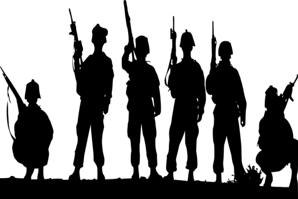 군인들이 소총을 들고 나란히 서 있다(사진: pixabay 무료이미지).