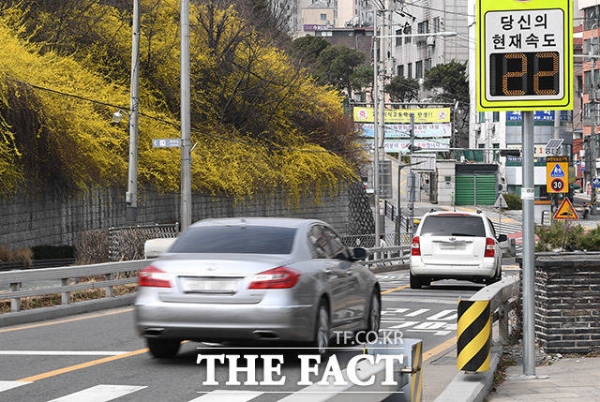 민식이법 시행 이후 어린이보혹구역의 풍경. 한국교통안전공단은 민식이법 시행 뒤 서울시 스쿨 존 내 택시 통행속도가 감소했다고 21일 밝혔다(사진: 더팩트 제공).