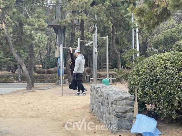 턱걸이를 하기 위해 산책로 철봉을 찾은 젊은이들의 모습이다(사진: 취재기자 박상현).