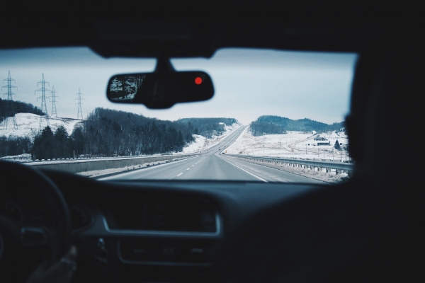 겨울철 운전 시, 도로 위 얼음이 검게 어는 블랙 아이스를 주의해야 한다(사진: pixabay 무료 이미지).