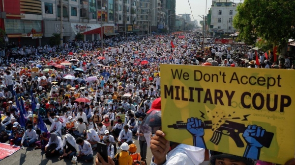 미얀마 군부 쿠데타를 항의하는 시민들이 민주주의 수호와 정의 실현을 위해 거리에 나섰다(사진: BBC.com).