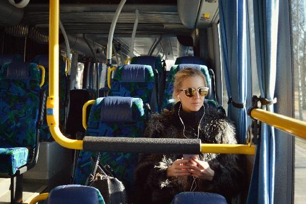 한 여성이 버스 안에서 이어폰을 귀에 꽂고 창밖을 바라보고 있다(사진 : pixabay 무료 이미지).