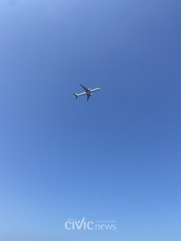 김해공항에서 이륙한 항공기가 고도를 높이고 있다. 우리는 언제쯤 다시 해외를 자유롭게 여행할 수 있을까? (사진: 취재기자 정재원).