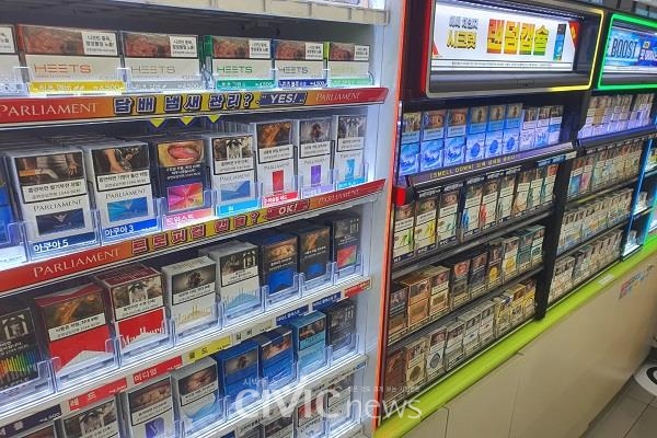 부산에 있는 한 편의점에서 담배를 진열해 판매하고 있다(사진: 취재기자 최하빈).
