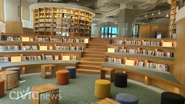 북두칠성 도서관 내의 책오름 광장. 그냥 퍼질러 앉아 책을 읽고 싶은 공간이다(사진: 박창희 기자).