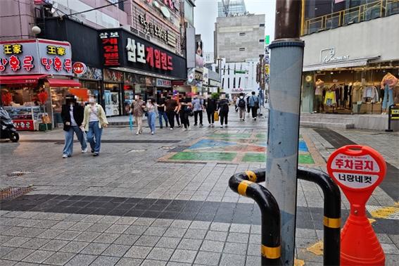 석가탄신일을 하루 앞둔 지난 5월 18일 수많은 청년들이 유흥을 즐기기 위해 서면 길거리로 나왔다(사진 : 취재기자 박가빈).